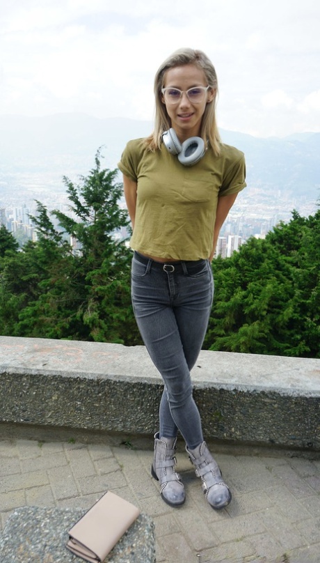 Nerdy Teen XXX Pics