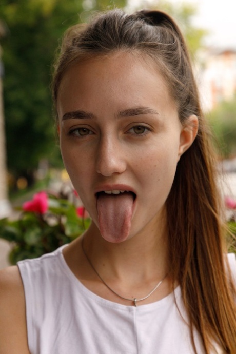 Amateur babe with a ponytail Ira Sedina loses her leggings  shows her booty