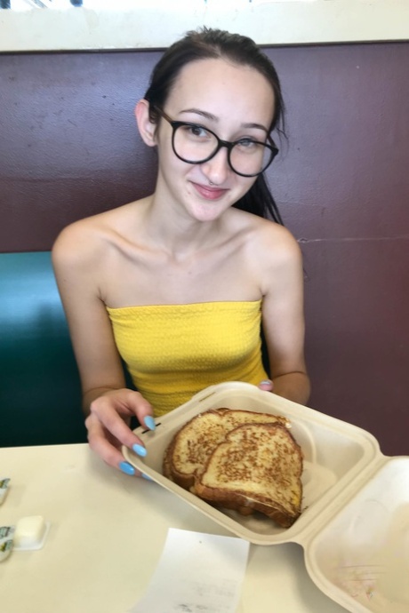 Nerdy Teen XXX Pics